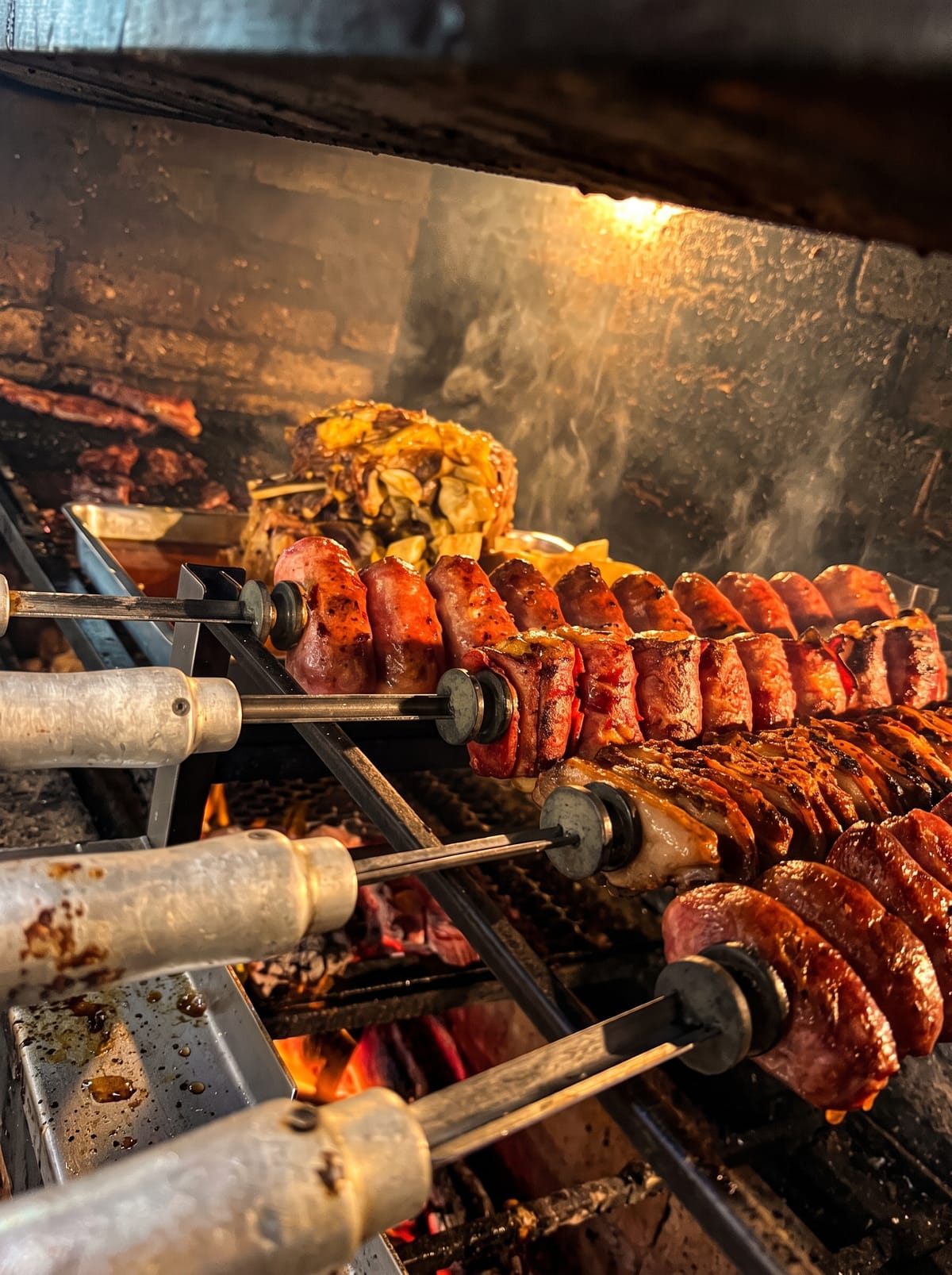 Espetos de carne e linguiça sobre a grelha