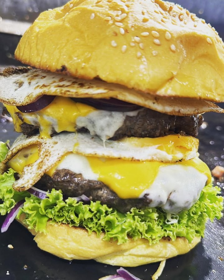 Hambúrguer duplo com ovo, queijo e alface